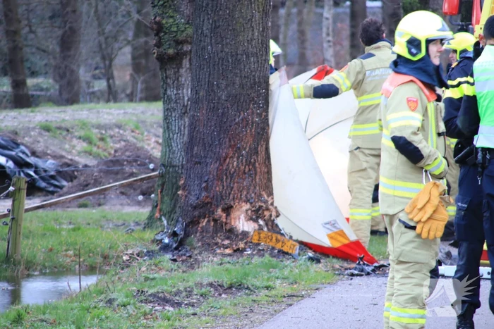 Bestuurder omgekomen na frontale botsing tegen boom