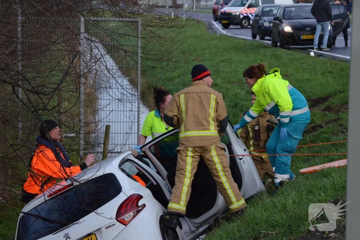Auto raakt te water na aanrijding