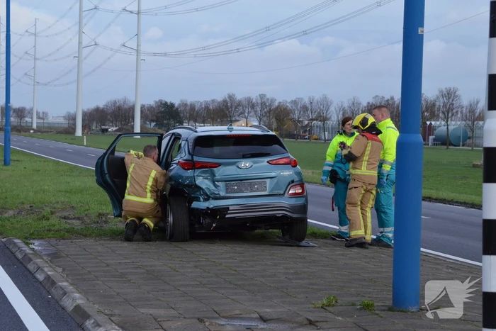Auto raakt te water na aanrijding