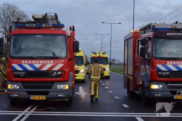 Auto raakt te water na aanrijding