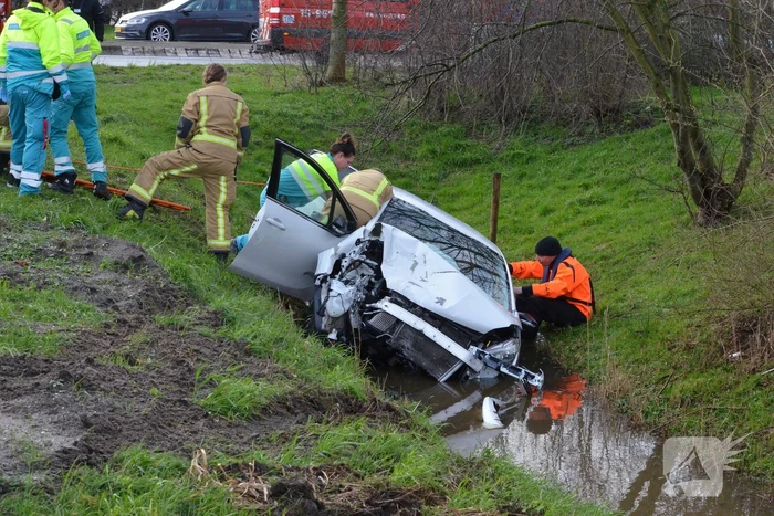 Auto raakt te water na aanrijding