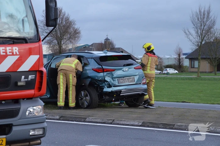 Auto raakt te water na aanrijding