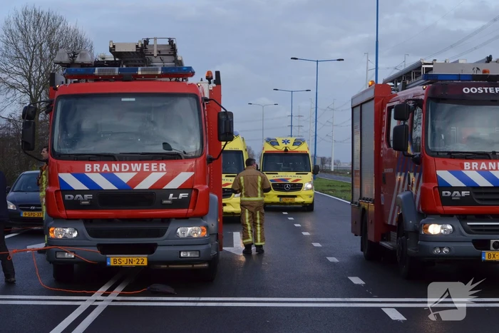 Auto raakt te water na aanrijding