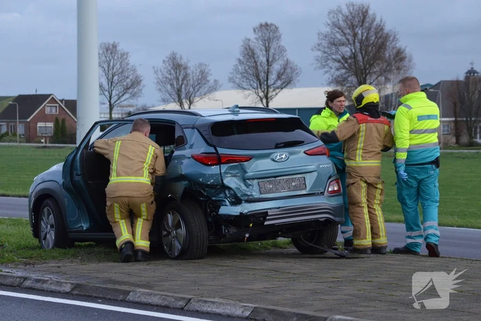 Auto raakt te water na aanrijding