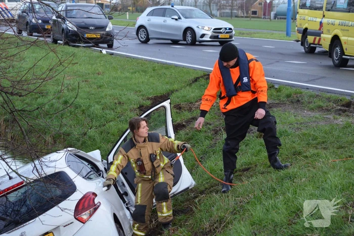 Auto raakt te water na aanrijding