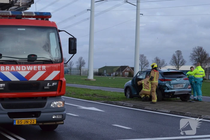 Auto raakt te water na aanrijding