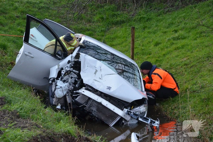 Auto raakt te water na aanrijding