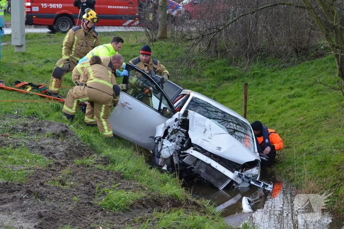 Auto raakt te water na aanrijding
