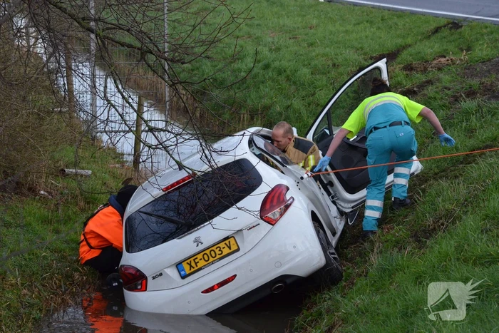 Auto raakt te water na aanrijding
