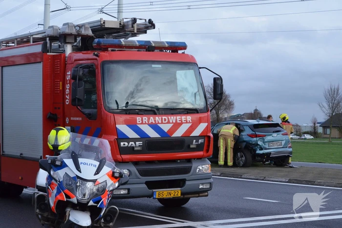 Auto raakt te water na aanrijding