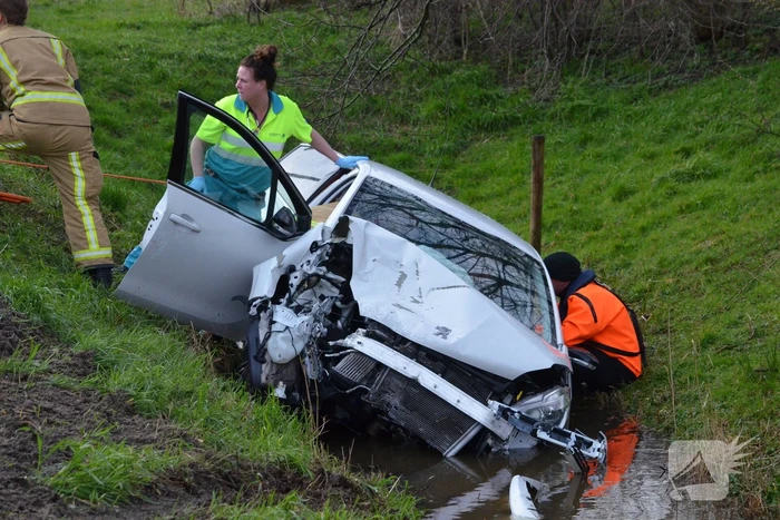 Auto raakt te water na aanrijding