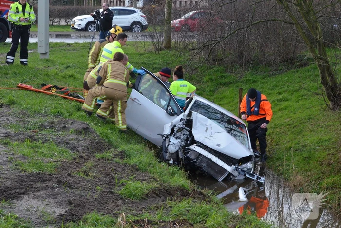 Auto raakt te water na aanrijding