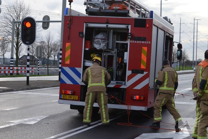 Auto raakt te water na aanrijding
