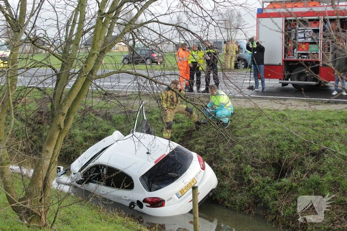 Auto raakt te water na aanrijding