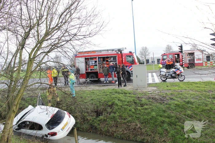 Auto raakt te water na aanrijding