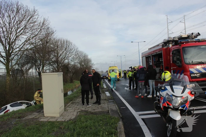 Auto raakt te water na aanrijding
