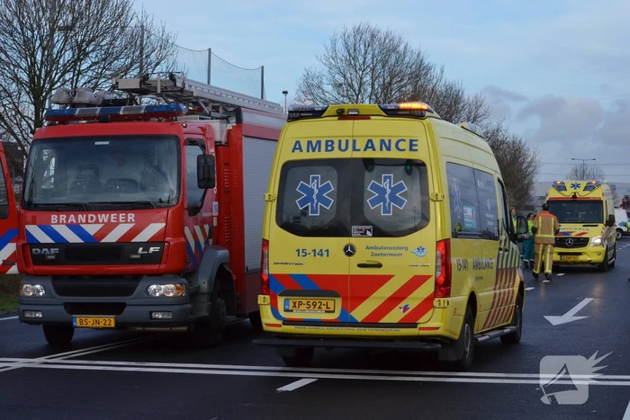 Auto raakt te water na aanrijding