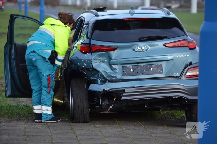 Auto raakt te water na aanrijding