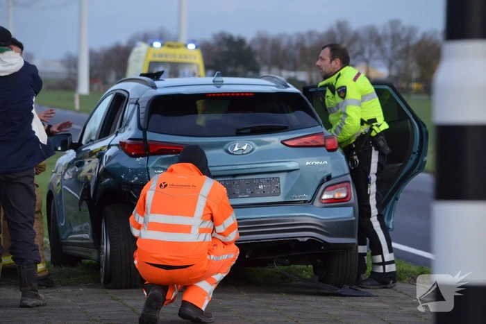 Auto raakt te water na aanrijding