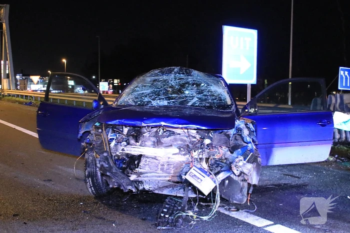 Bestuurder zwaargewond na frontale botsing op rimob