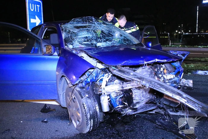 Bestuurder zwaargewond na frontale botsing op rimob