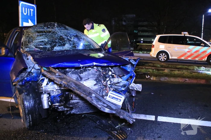 Bestuurder zwaargewond na frontale botsing op rimob