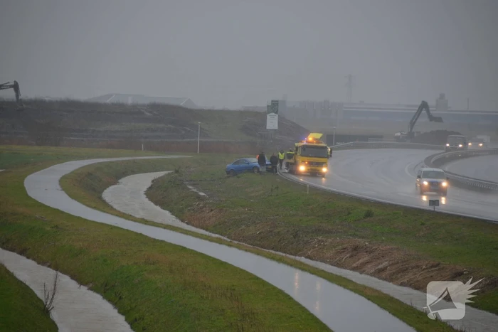 Auto vliegt uit de bocht en belandt in de sloot