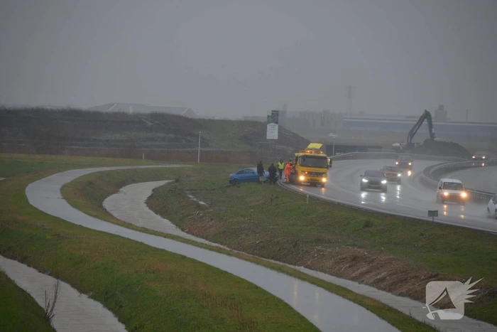 Auto vliegt uit de bocht en belandt in de sloot