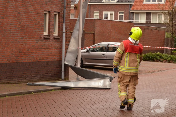 Loshangende dakplaten verwijderd