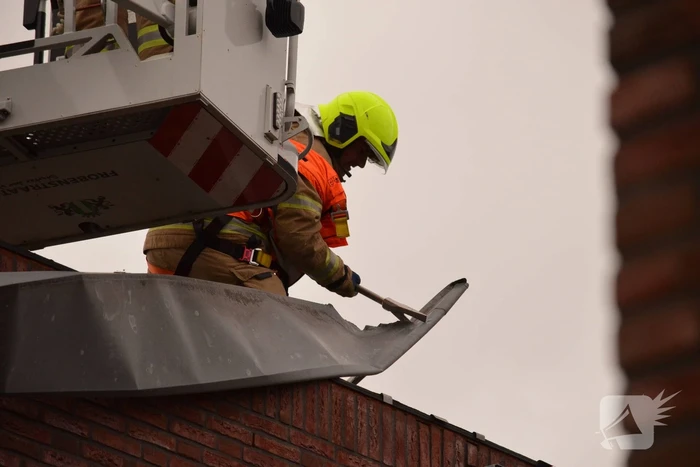 Loshangende dakplaten verwijderd