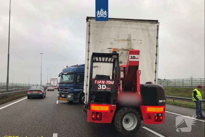 Twee vrachtwagens botsen op knooppunt princeville
