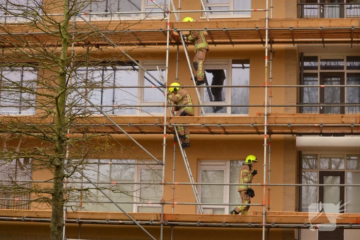 Bouwmateriaal renovatieflat waait weg door harde wind