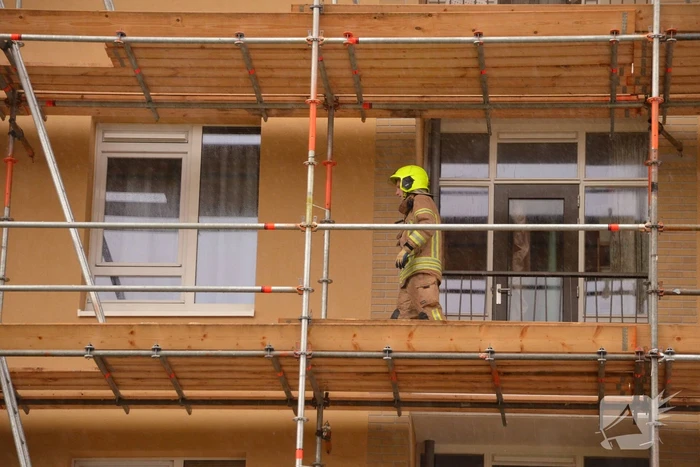 Bouwmateriaal renovatieflat waait weg door harde wind