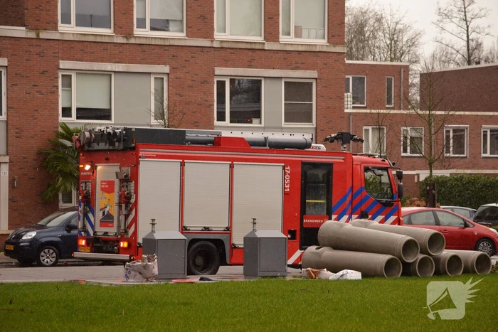Bouwmateriaal renovatieflat waait weg door harde wind