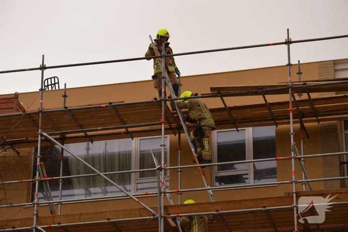 Bouwmateriaal renovatieflat waait weg door harde wind