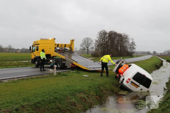 Bestelauto belandt in de sloot