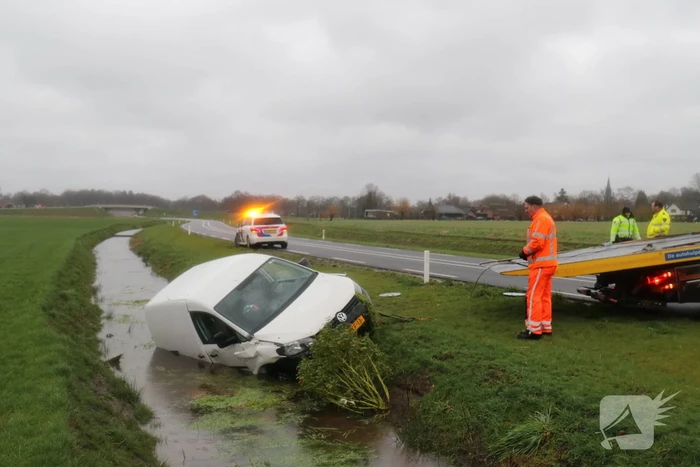 Bestelauto belandt in de sloot