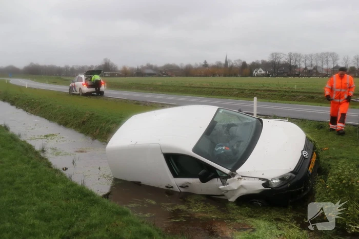 Bestelauto belandt in de sloot