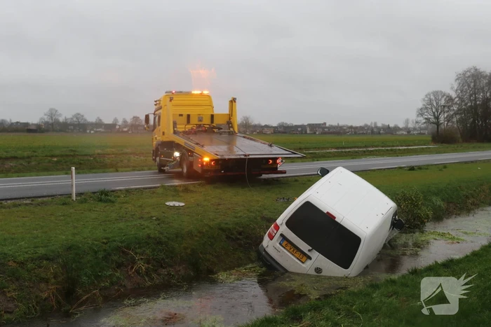 Bestelauto belandt in de sloot