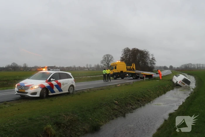 Bestelauto belandt in de sloot