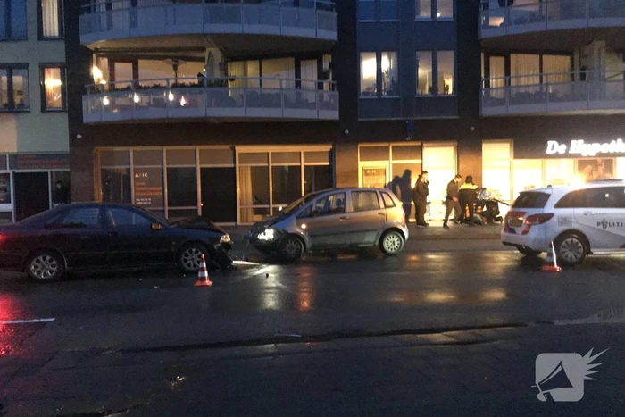 Twee auto's botsen frontaal op elkaar