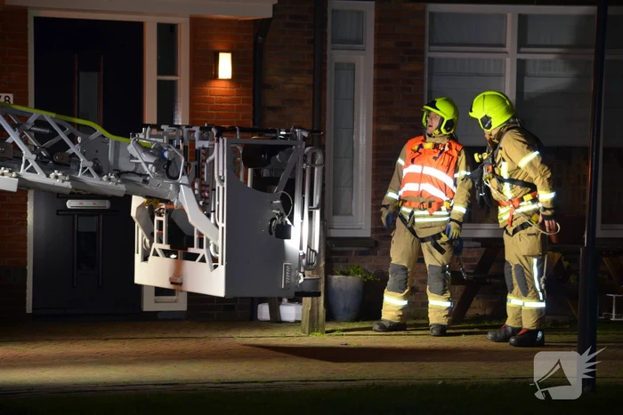 Opnieuw loshangende dakplaten aan woning