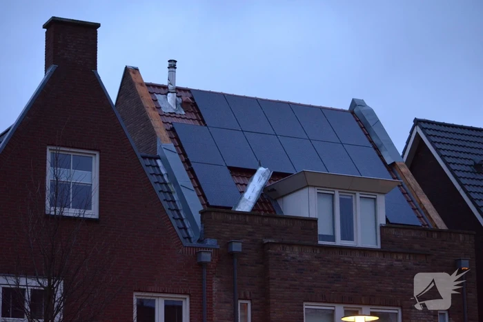 Opnieuw loshangende dakplaten aan woning