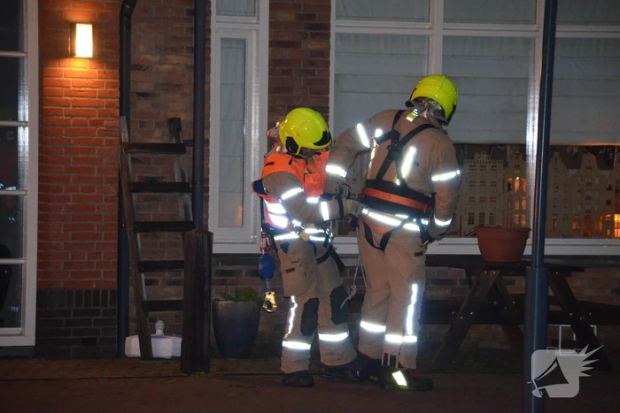 Opnieuw loshangende dakplaten aan woning