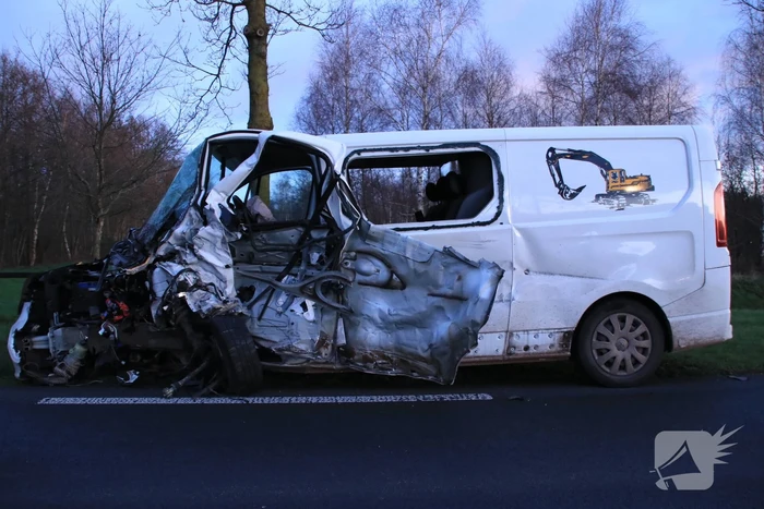 Bestelbus botst frontaal met tractor