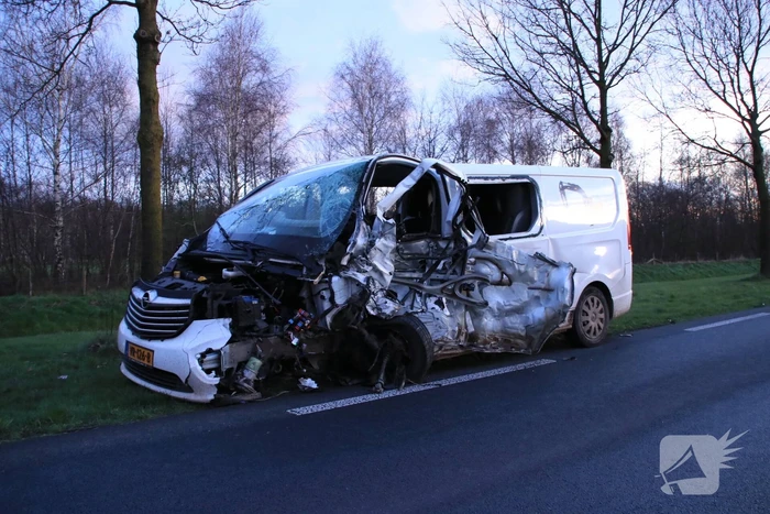 Bestelbus botst frontaal met tractor