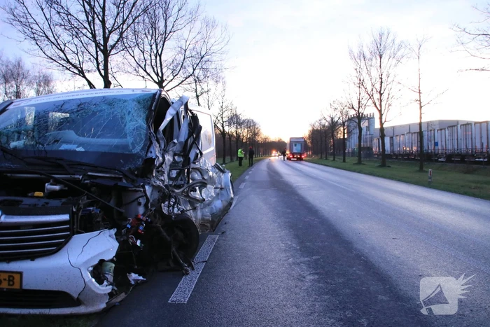 Bestelbus botst frontaal met tractor