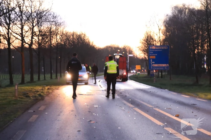 Bestelbus botst frontaal met tractor
