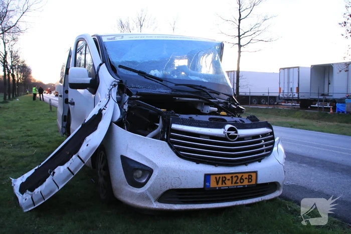 Bestelbus botst frontaal met tractor