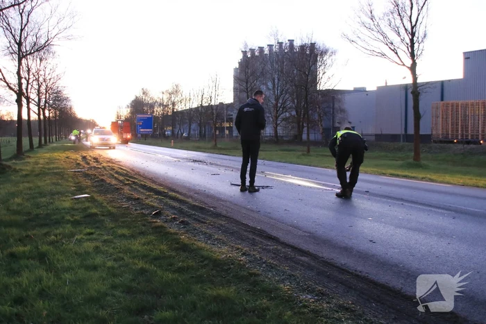 Bestelbus botst frontaal met tractor